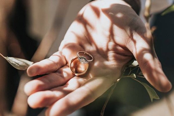 Quelles sont les astuces pour entretenir et conserver ses bijoux et ses alliances après le mariage ?