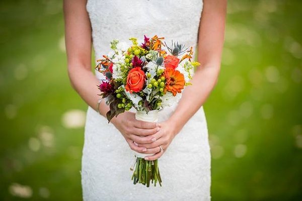 Comment choisir ses fleurs et ses bouquets en fonction de la saison et du style de son mariage ?