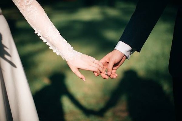 Quels sont les cadeaux traditionnels et culturels à offrir selon l'origine ou la religion des mariés ?