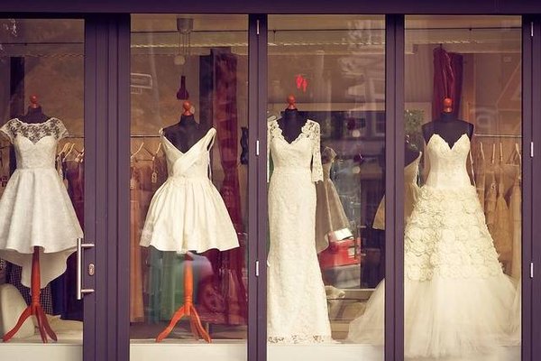 Les dernières tendances en matière de robes de mariée : Couleurs, coupes et matières